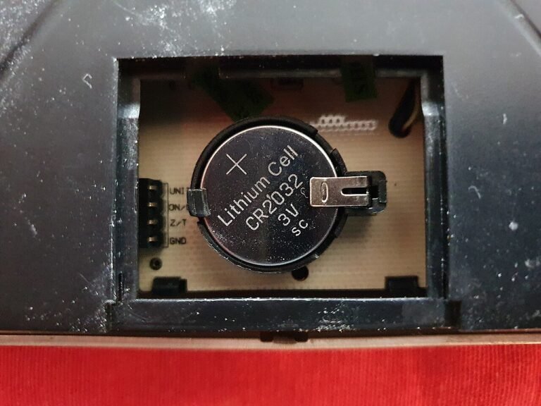 Does an AirTag need to be charged? Battery life and alerts